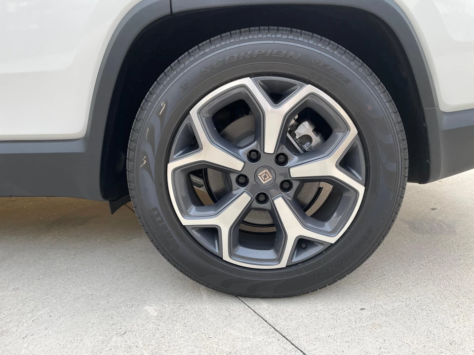 2024 Rivian R1S - Image 25 of 31