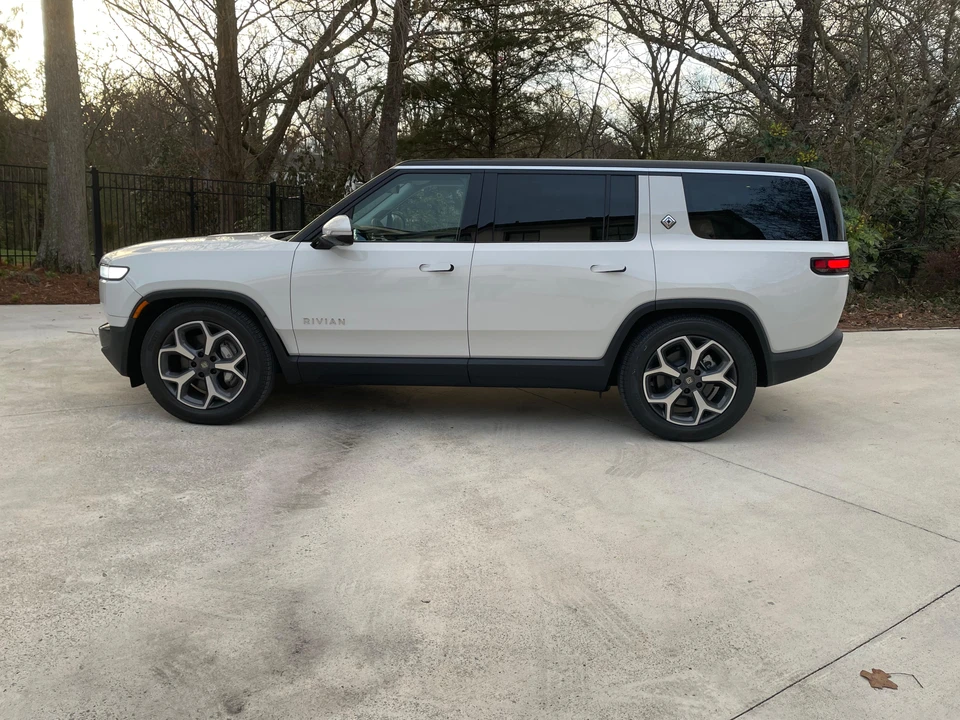 2024 Rivian R1S - Image 7 of 31