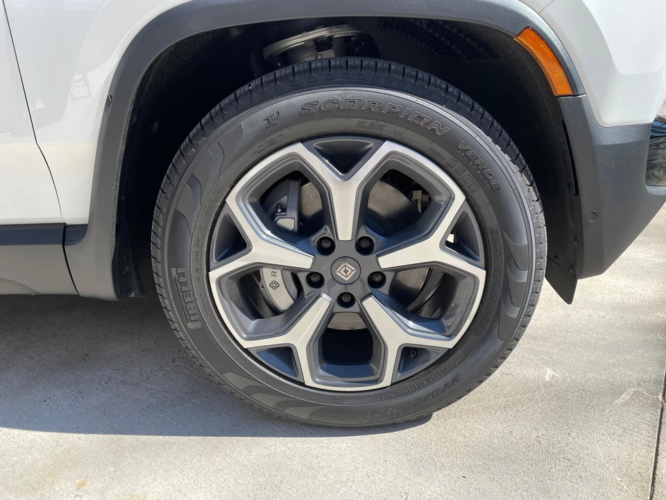 2024 Rivian R1S - Image 30 of 31