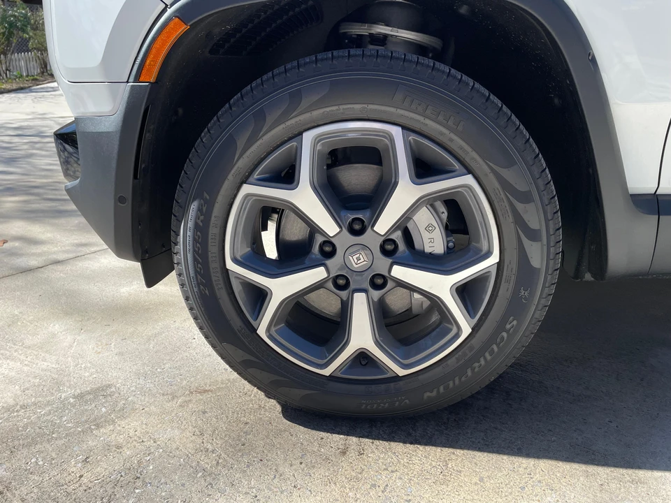 2024 Rivian R1S - Image 24 of 31