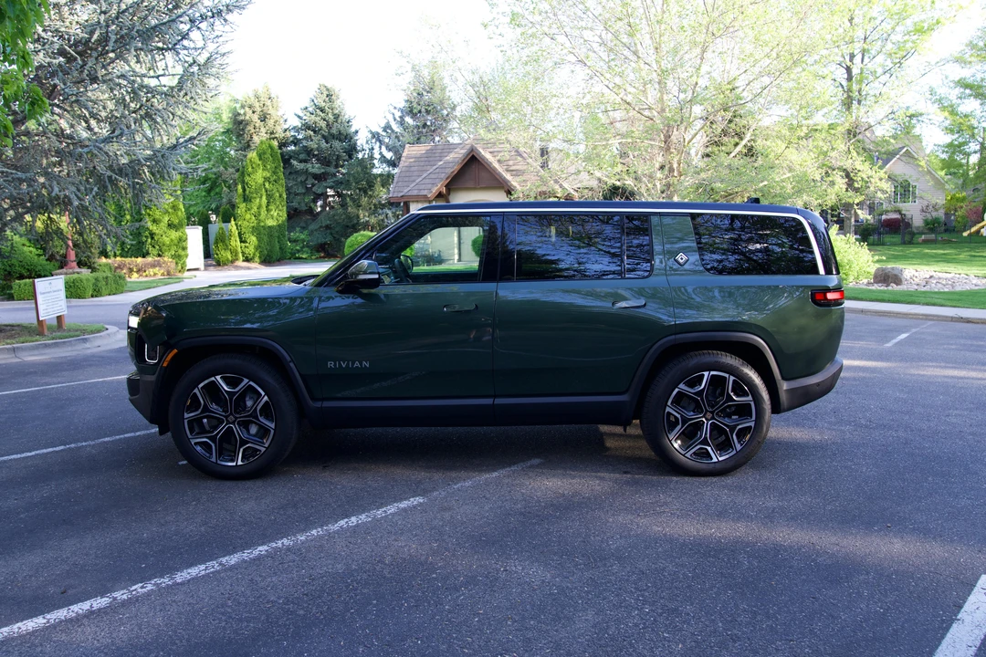 2024 Rivian R1S - Image 7 of 31