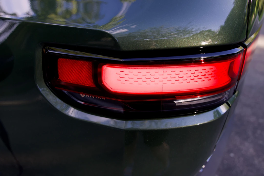 2024 Rivian R1S - Image 28 of 31