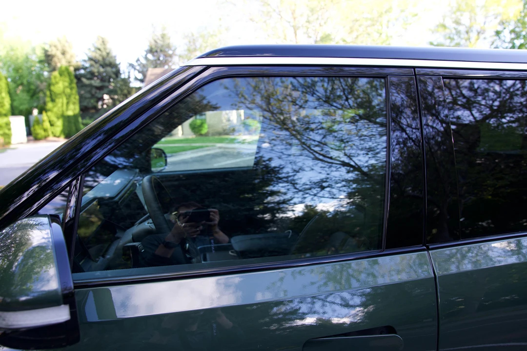 2024 Rivian R1S - Image 25 of 31