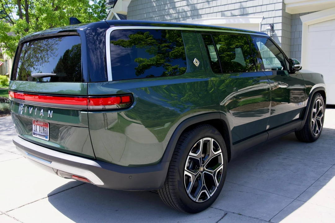 2024 Rivian R1S - Image 4 of 31