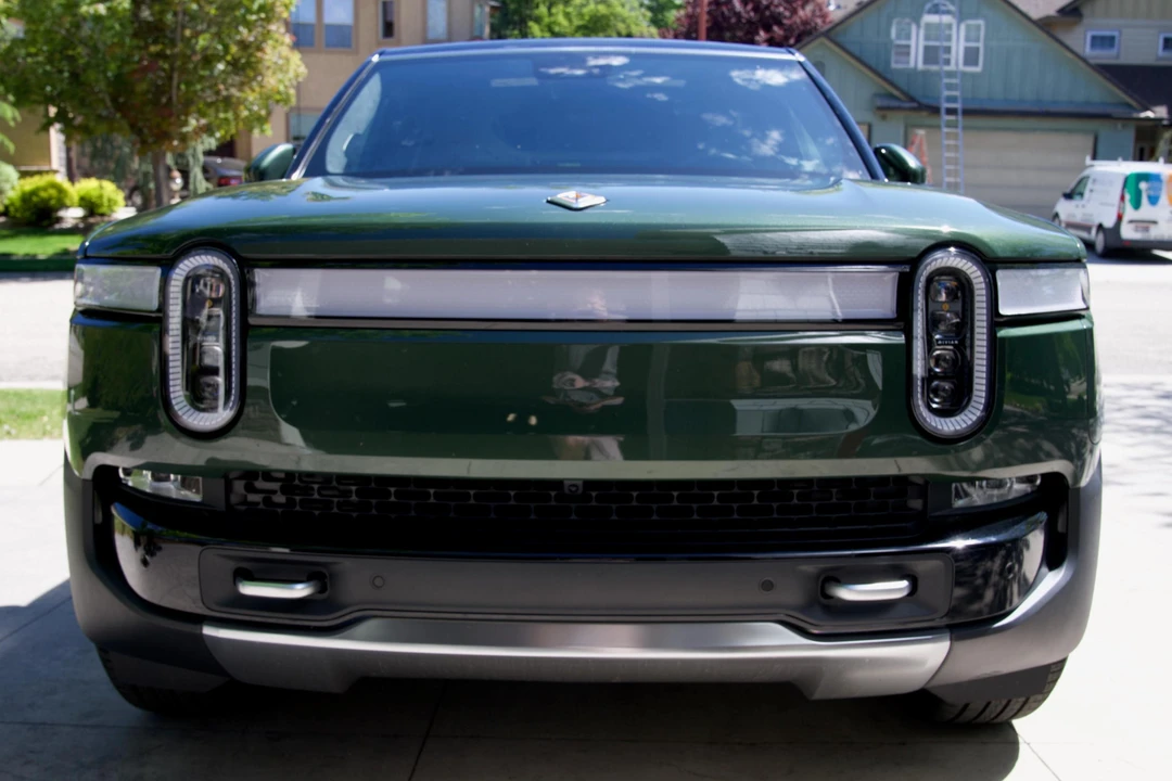 2024 Rivian R1S - Image 2 of 31