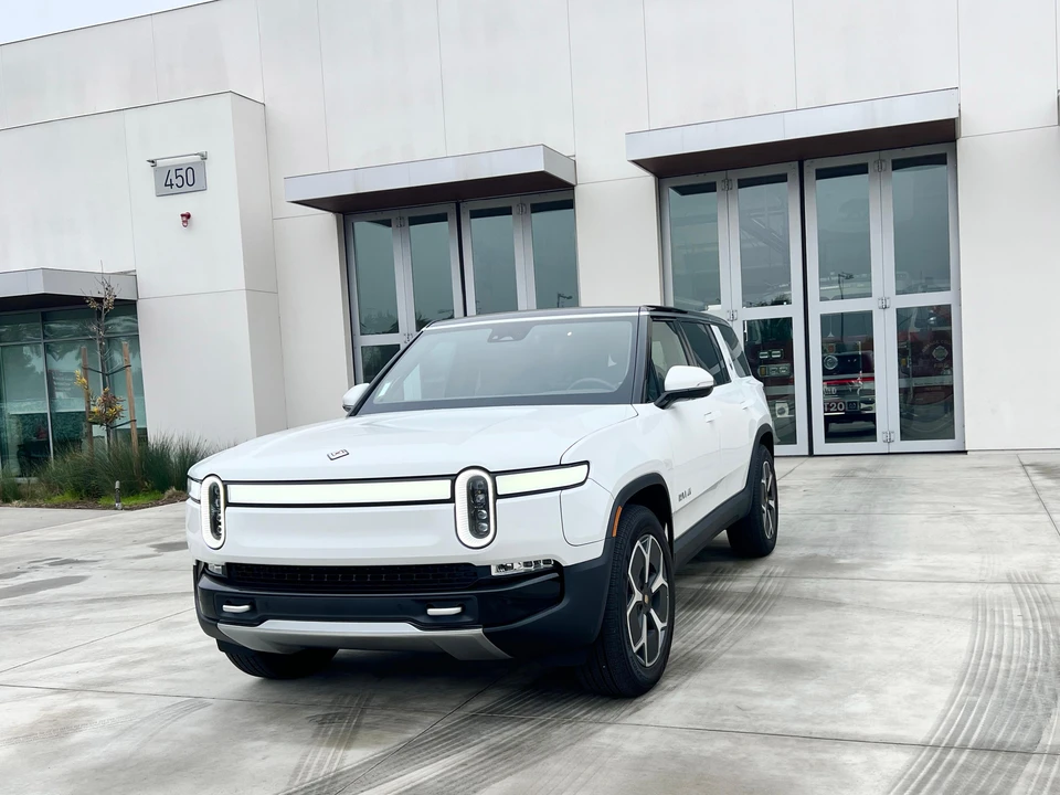 2024 Rivian R1S - Image 7 of 31