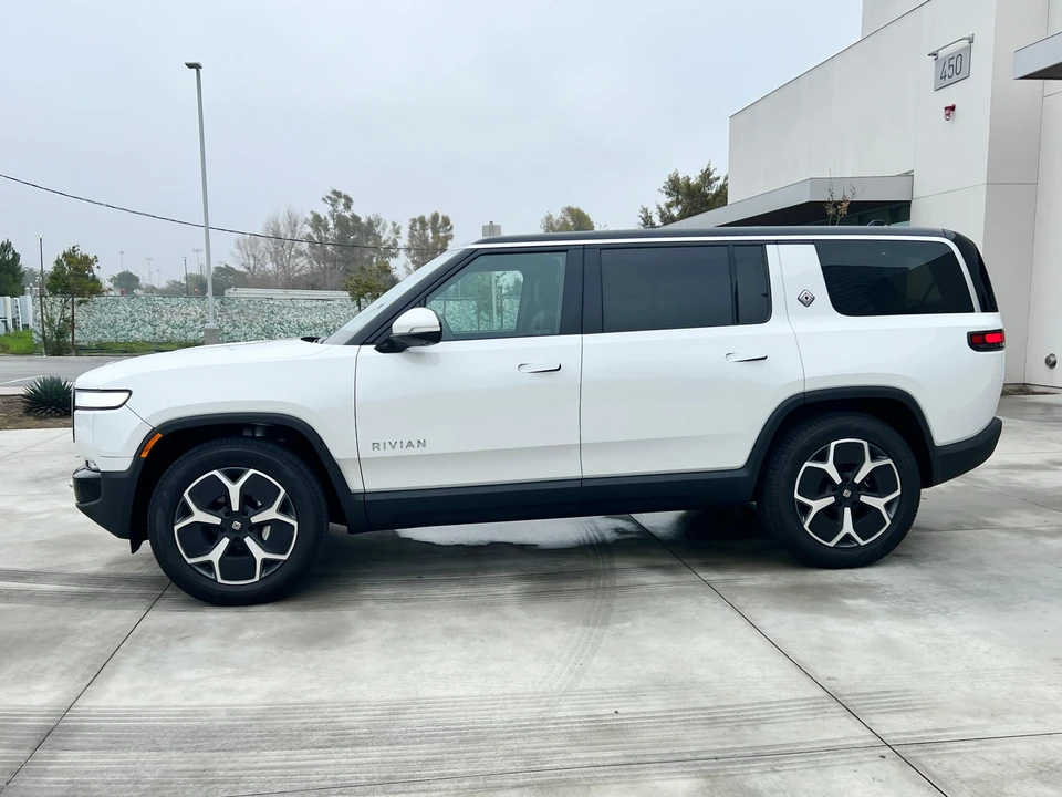 2024 Rivian R1S - Image 12 of 31