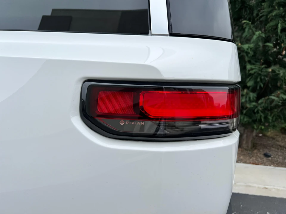 2024 Rivian R1S - Image 24 of 31