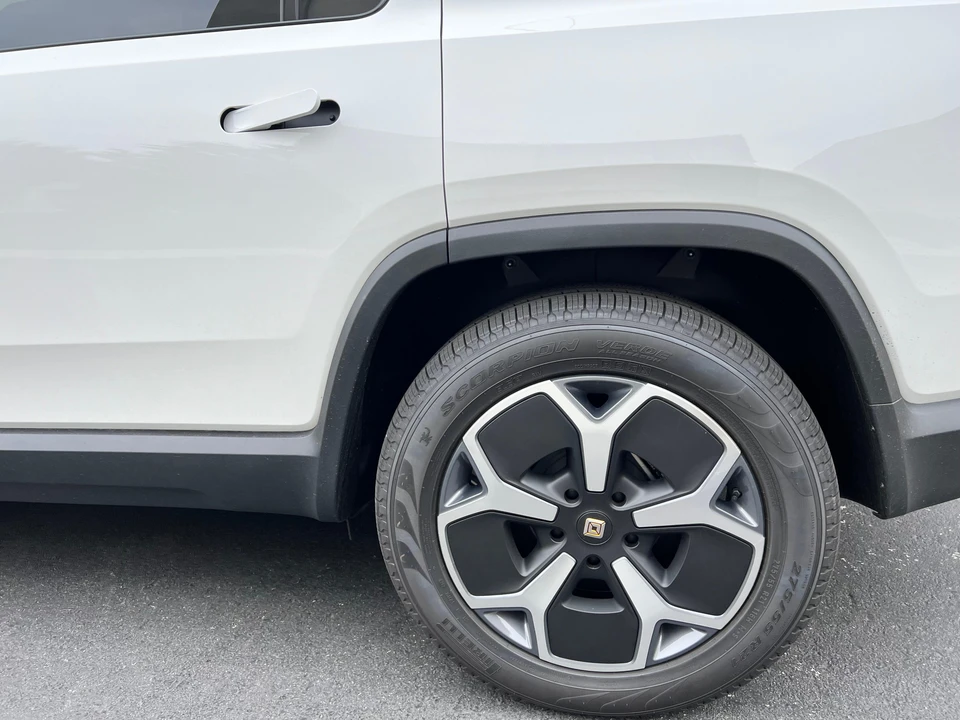 2024 Rivian R1S - Image 23 of 31