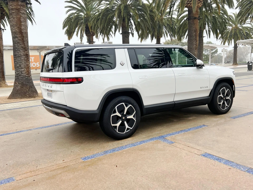 2024 Rivian R1S - Image 15 of 31
