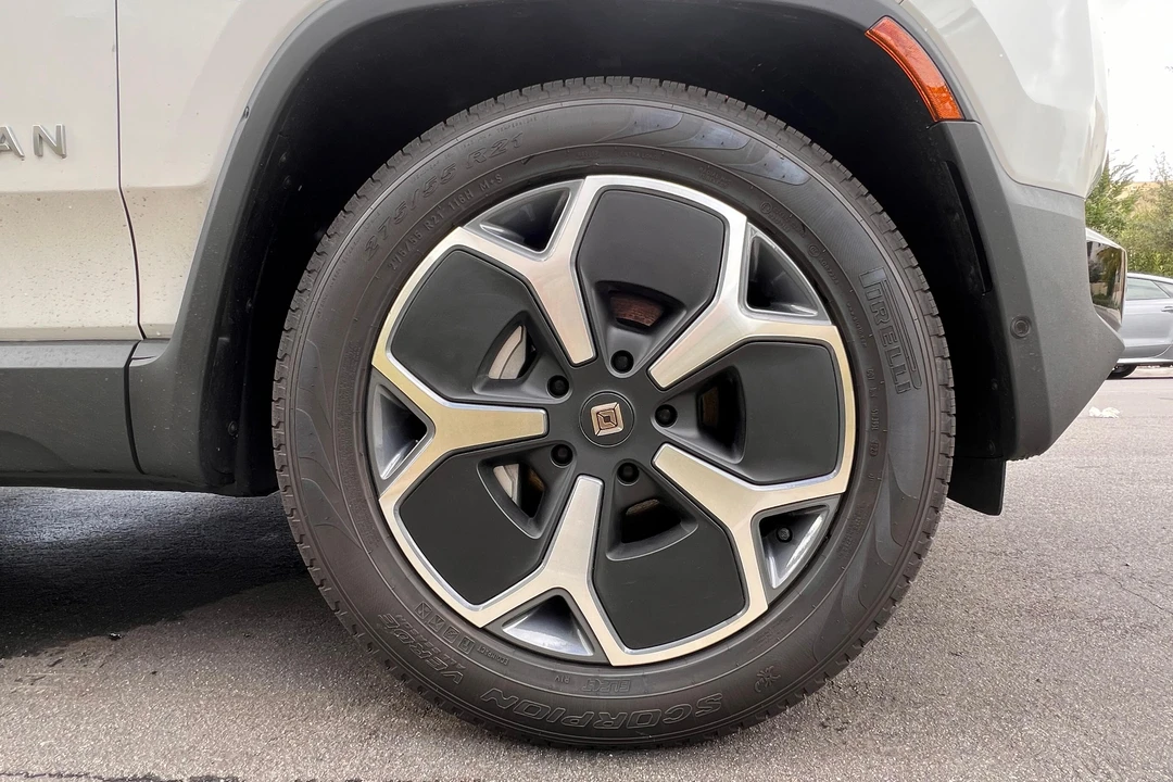2024 Rivian R1S - Image 28 of 31