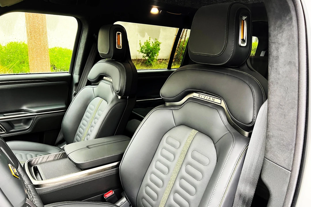 2024 Rivian R1S - Image 30 of 31