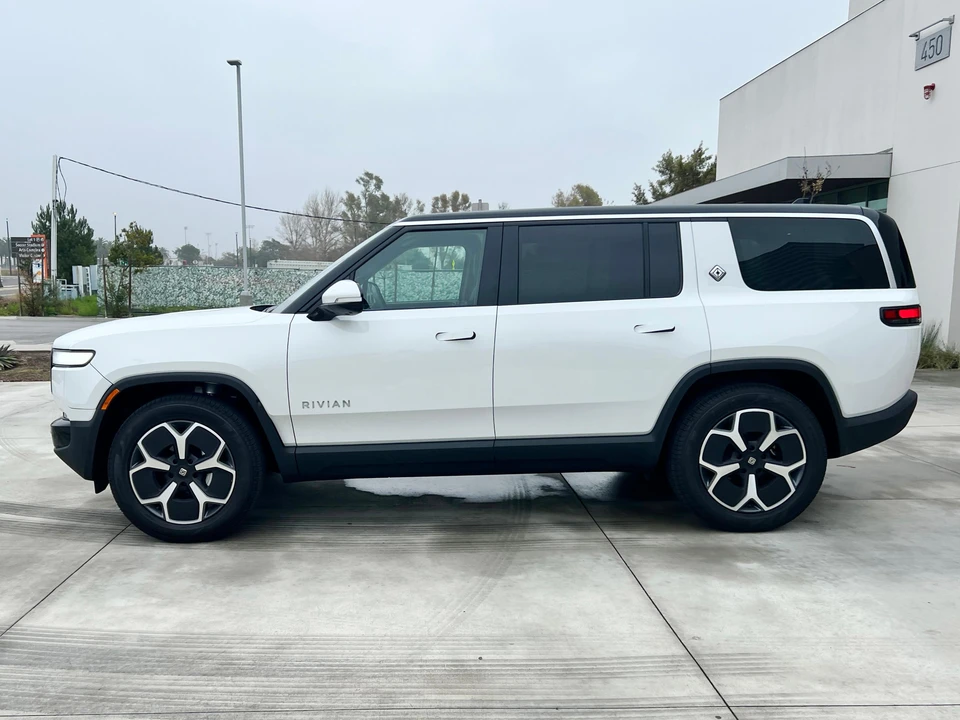 2024 Rivian R1S - Image 13 of 31