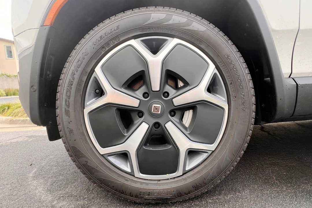 2024 Rivian R1S - Image 25 of 31