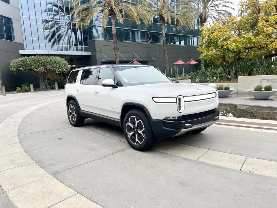 2024 Rivian R1S - Image 18 of 31