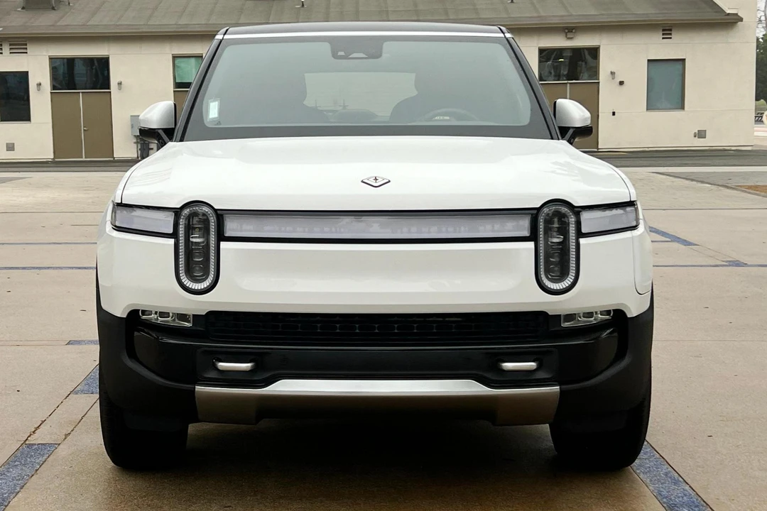2024 Rivian R1S - Image 2 of 31