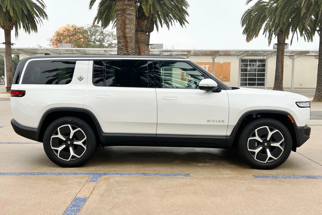 2024 Rivian R1S - Image 3 of 31