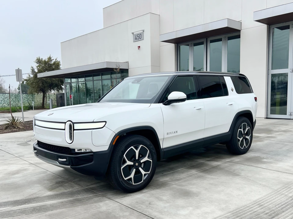 2024 Rivian R1S - Image 9 of 31