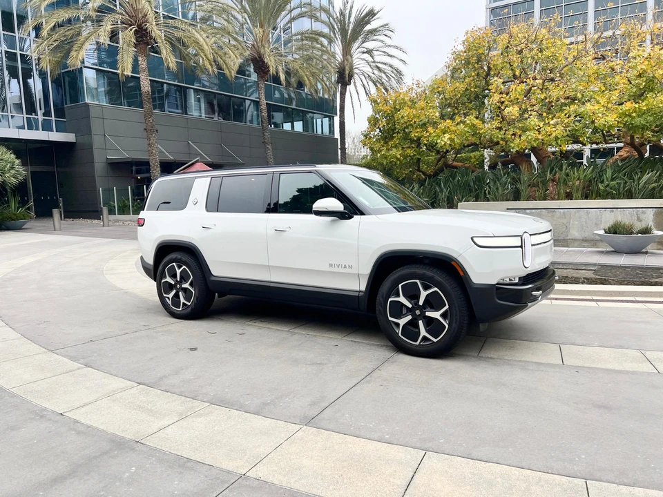 2024 Rivian R1S - Image 17 of 31