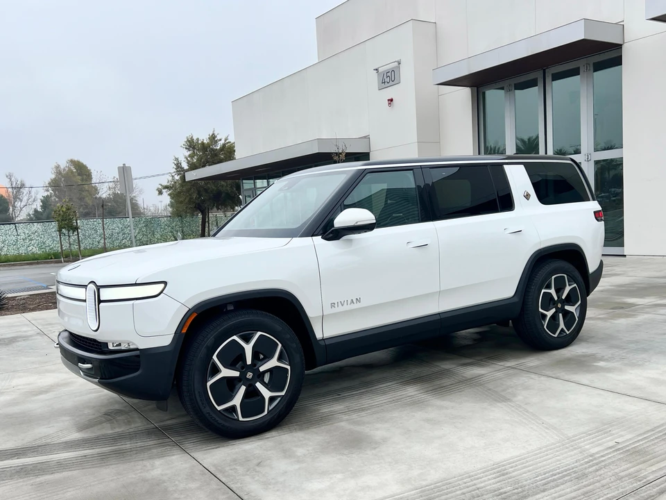 2024 Rivian R1S - Image 10 of 31