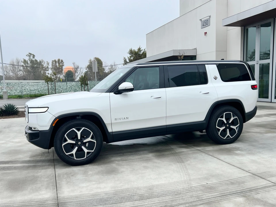 2024 Rivian R1S - Image 11 of 31