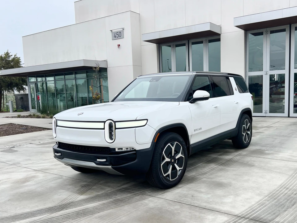 2024 Rivian R1S - Image 8 of 31