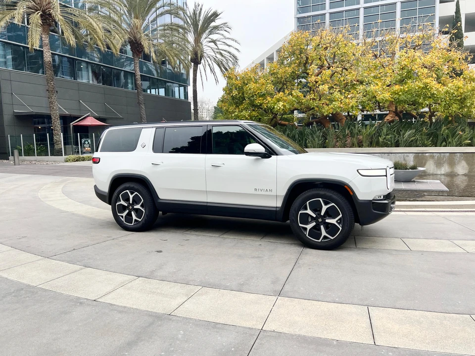 2024 Rivian R1S - Image 16 of 31