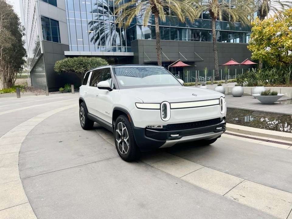 2024 Rivian R1S - Image 19 of 31