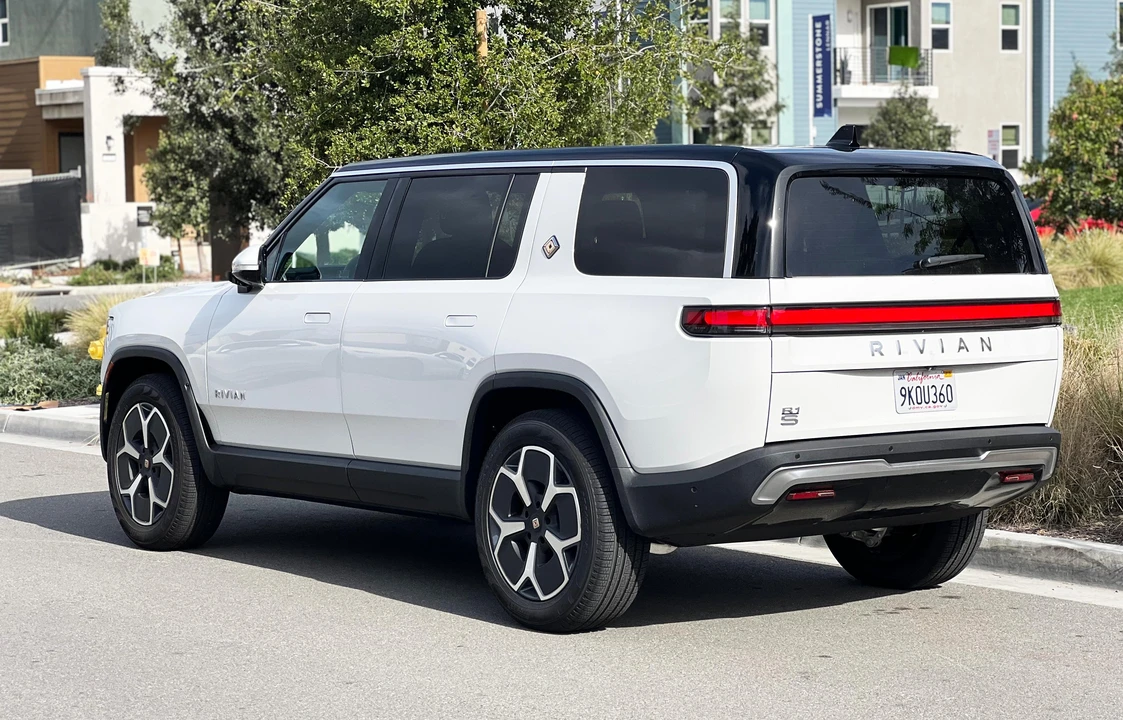 2024 Rivian R1S - Image 14 of 31
