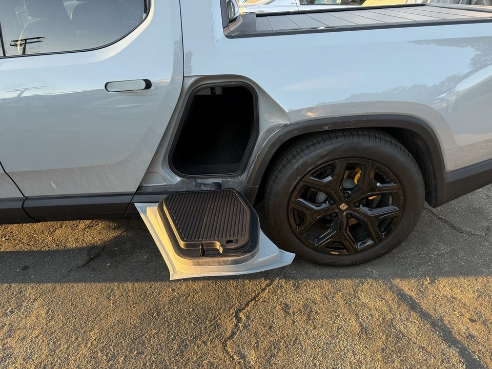2024 Rivian R1T - Image 11 of 16