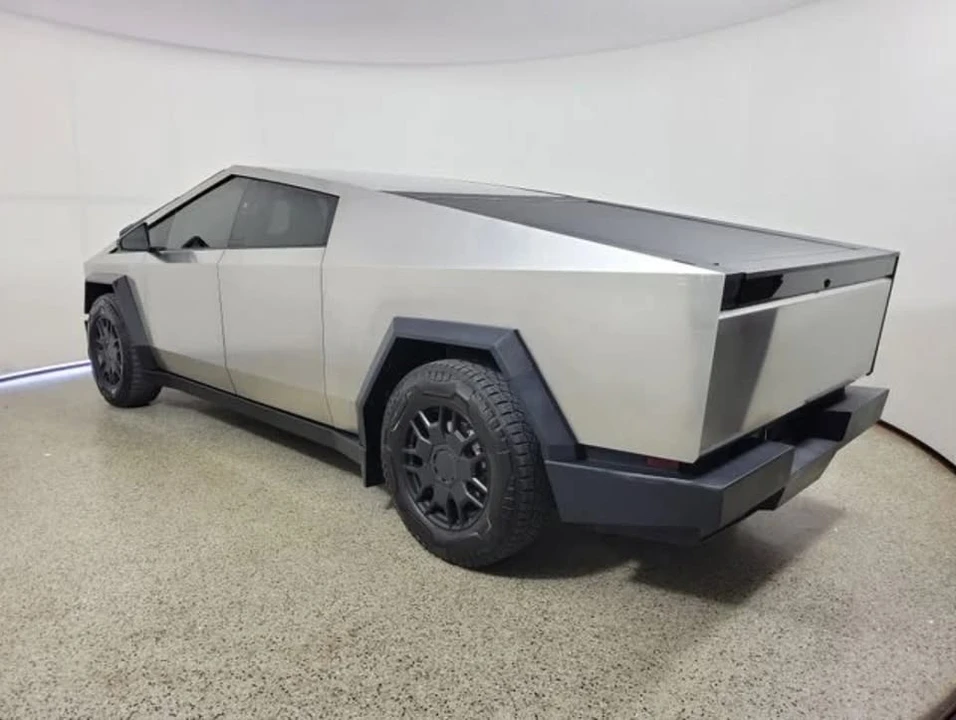 2024 Tesla Cybertruck - Image 11 of 15