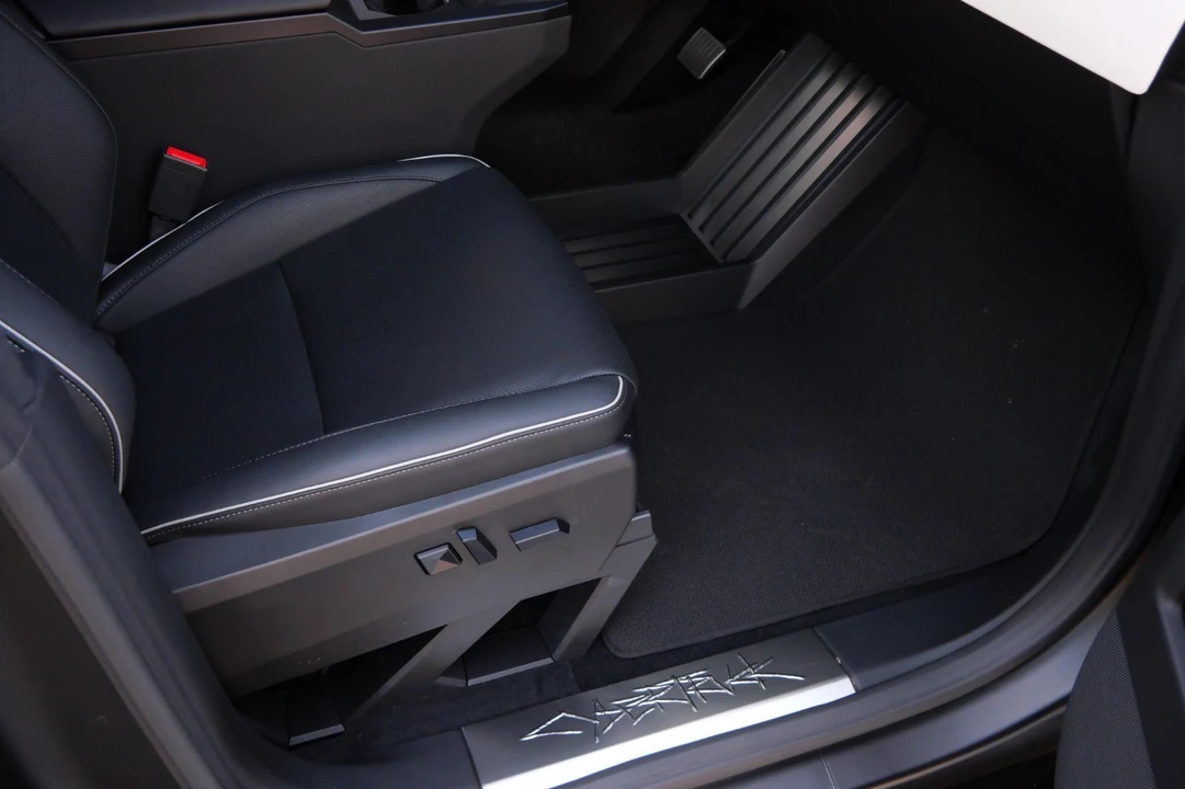 2024 Tesla Cybertruck - Image 15 of 18