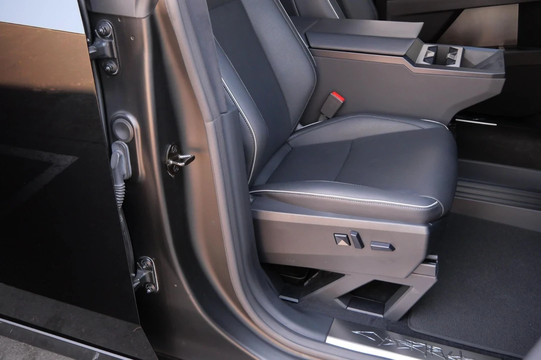 2024 Tesla Cybertruck - Image 17 of 18