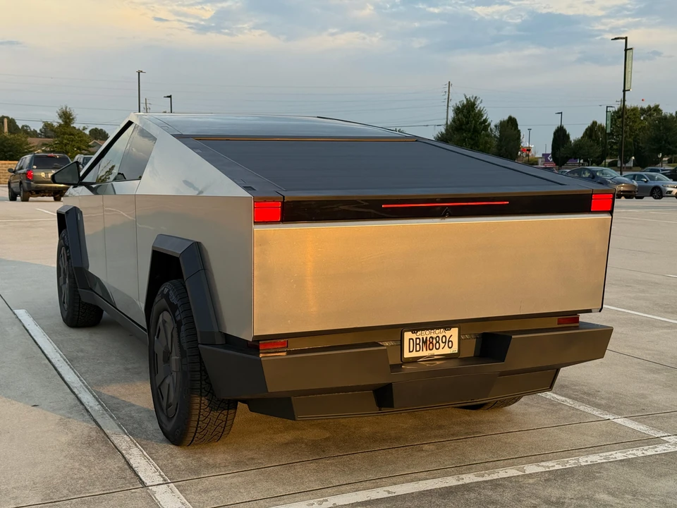 2024 Tesla Cybertruck - Image 17 of 31