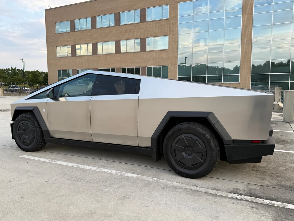 2024 Tesla Cybertruck - Image 16 of 31