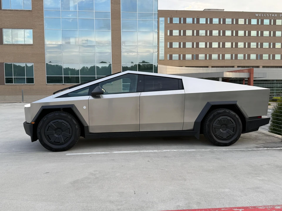 2024 Tesla Cybertruck - Image 15 of 31