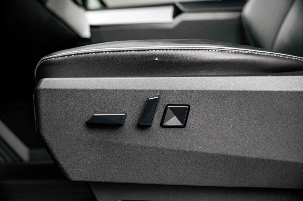 2024 Tesla Cybertruck - Image 15 of 31