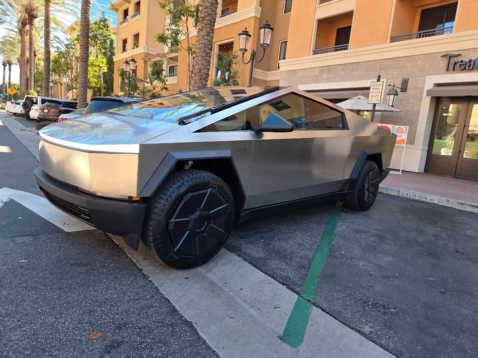 2024 Tesla Cybertruck - Image 11 of 21