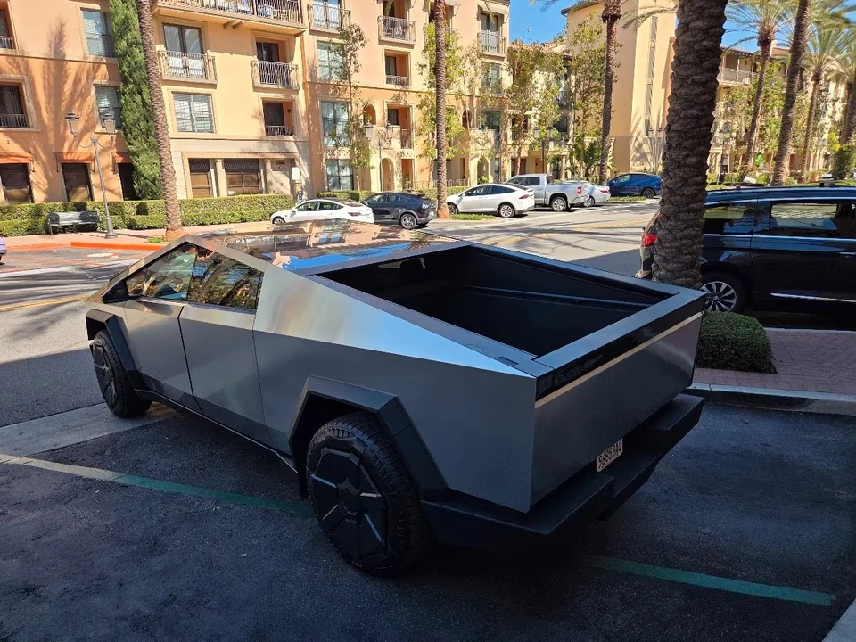 2024 Tesla Cybertruck - Image 10 of 21