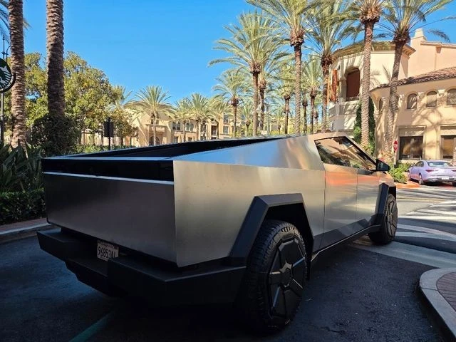 2024 Tesla Cybertruck - Image 4 of 21