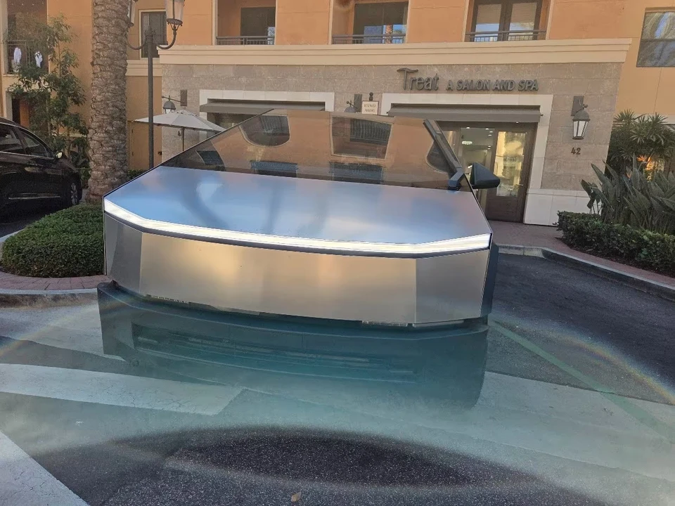 2024 Tesla Cybertruck - Image 12 of 21