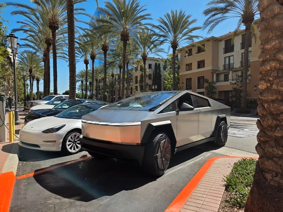 2024 Tesla Cybertruck - Image 15 of 21