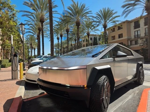 2024 Tesla Cybertruck - Image 2 of 21
