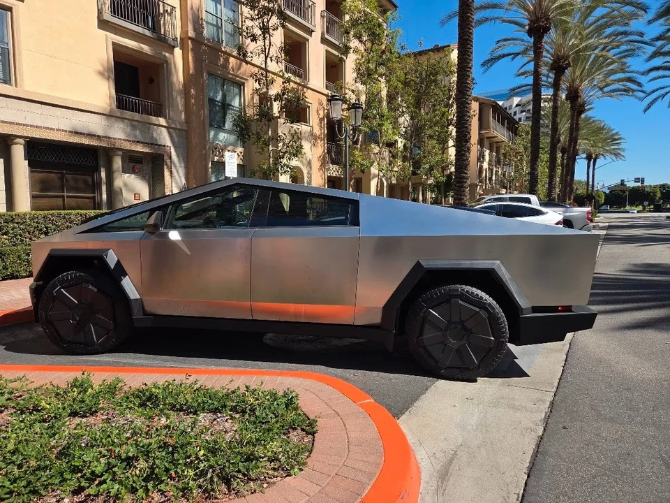 2024 Tesla Cybertruck - Image 16 of 21