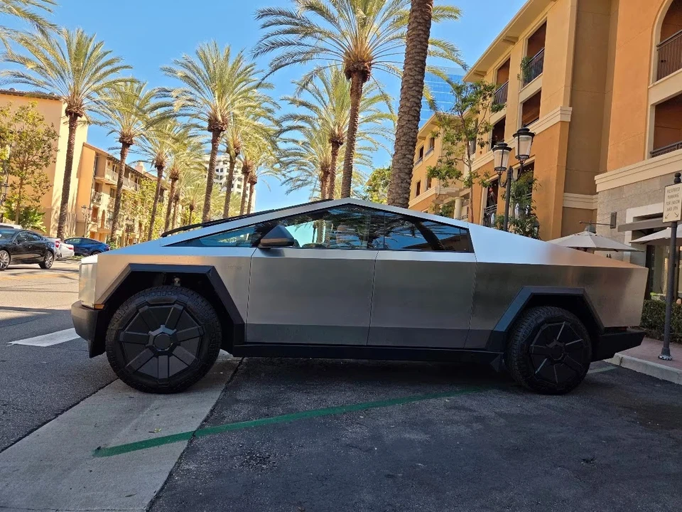 2024 Tesla Cybertruck - Image 8 of 21
