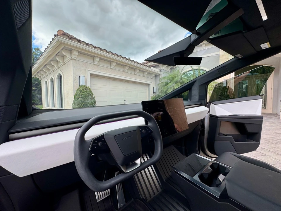 2024 Tesla Cybertruck - Image 15 of 19