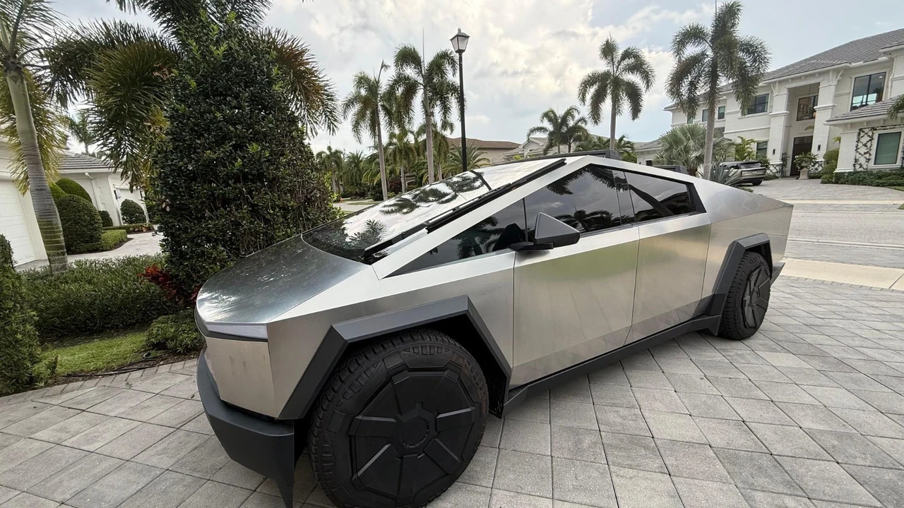 2024 Tesla Cybertruck - Image 10 of 19
