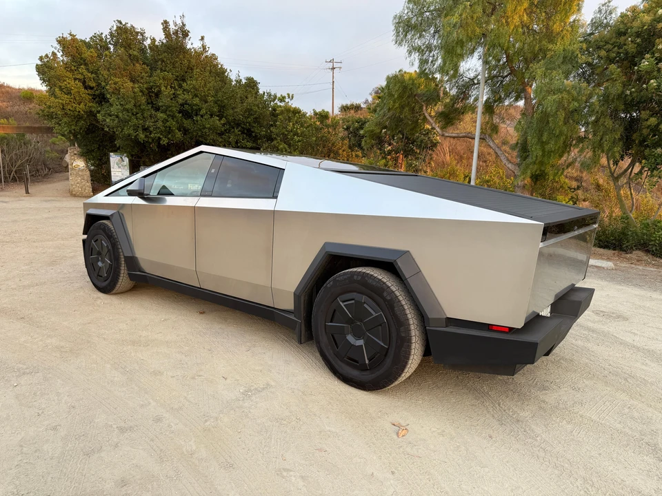 2024 Tesla Cybertruck - Image 8 of 31
