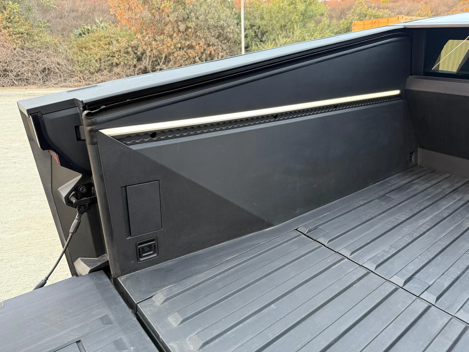 2024 Tesla Cybertruck - Image 18 of 31