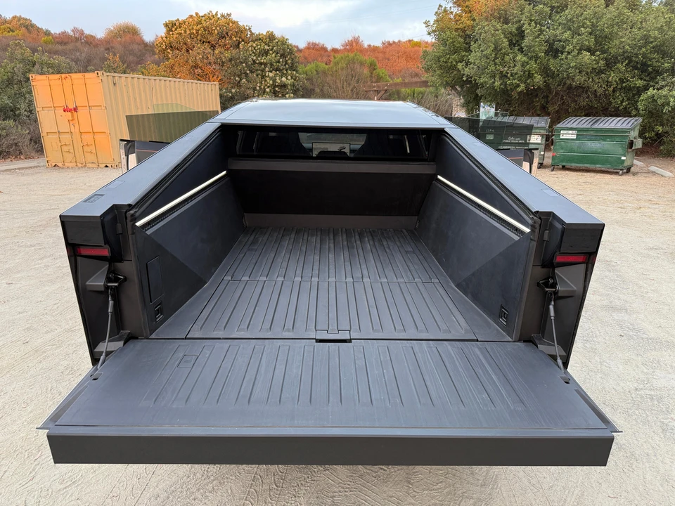 2024 Tesla Cybertruck - Image 11 of 31